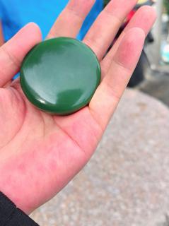 碧玉阳绿色太难拍了,收藏款和田玉碧玉牌子,7号矿料子,辣阳绿色,实物