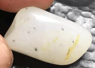顶级的和田玉油库料,皮子够美,油性足,玩家眼中最具有特殊性的好料子!