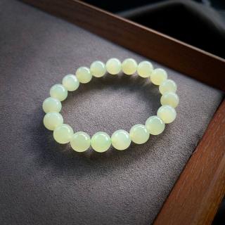 女子佩戴和田玉手串后气质大变引热议