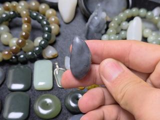 8.6克青花籽料.和田玉籽料的小挂坠,或则小吊坠