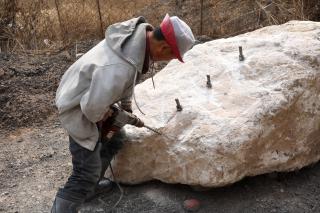 16万买的4吨重的和田玉切开后,场面爆了和田玉鉴定保养知识大全